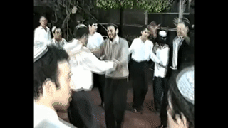  מאוד  הרב בנימין כהנא היד אוכל, רוקד, ומברך בחתונתם של מיכאל ודגנית בן ארי, תשנז(1) 00:03:48